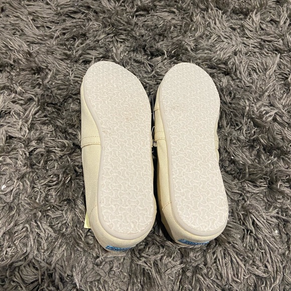 BRAND NEW Toms Flats - Picture 2 of 3